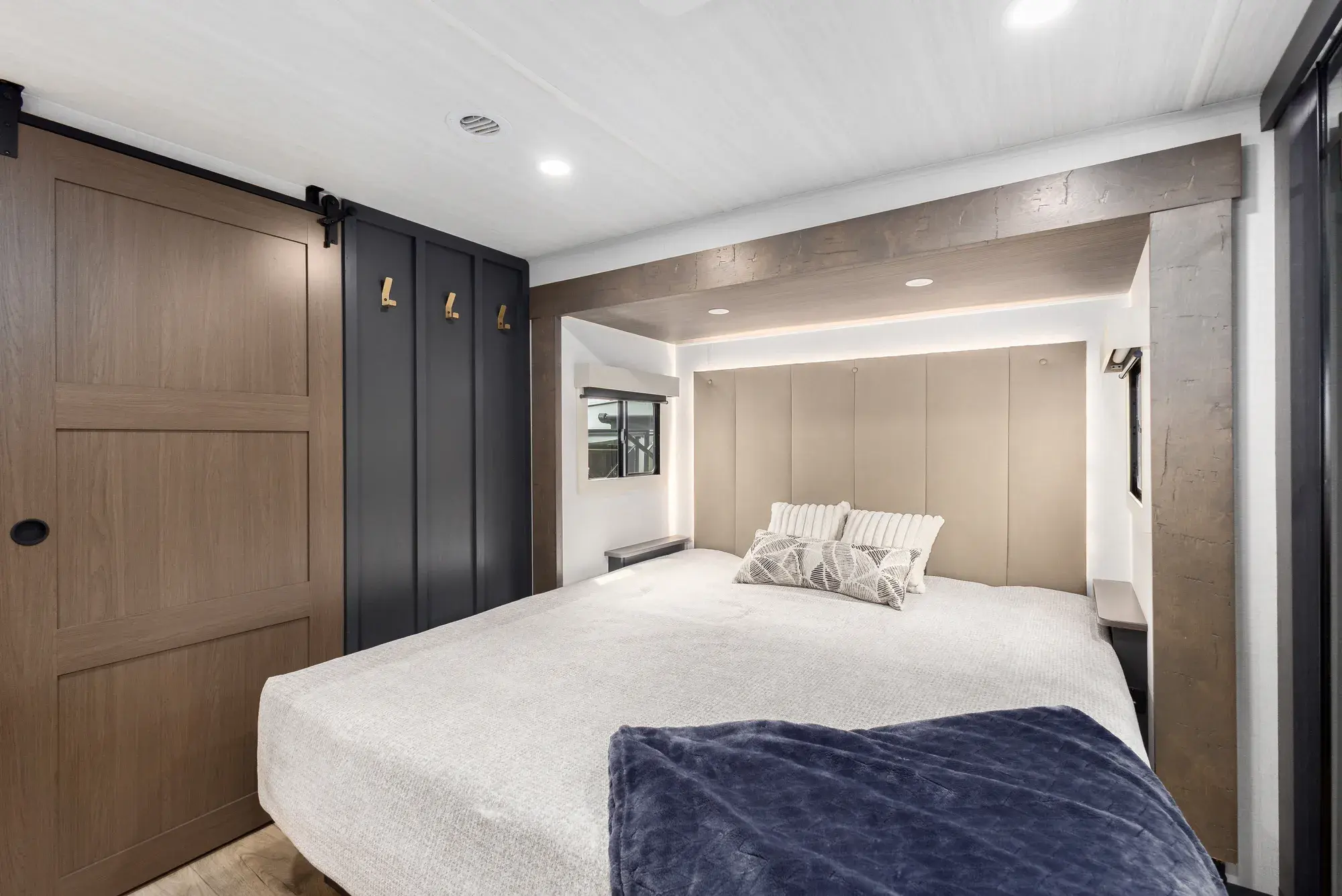 Surveyor Fifth Wheels Gallery Image
