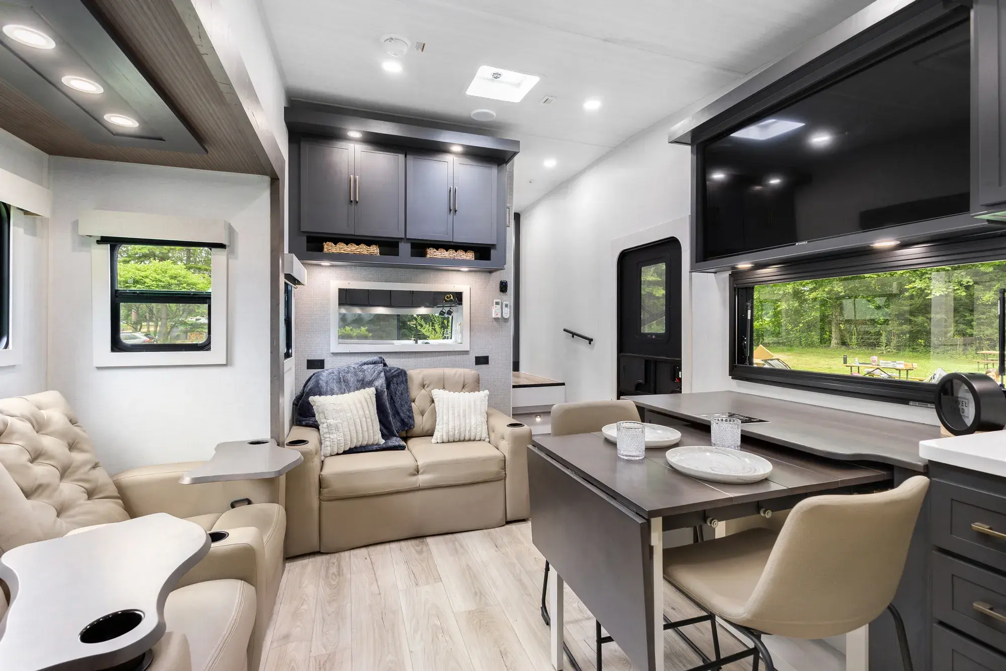 Surveyor Fifth Wheels Gallery Image