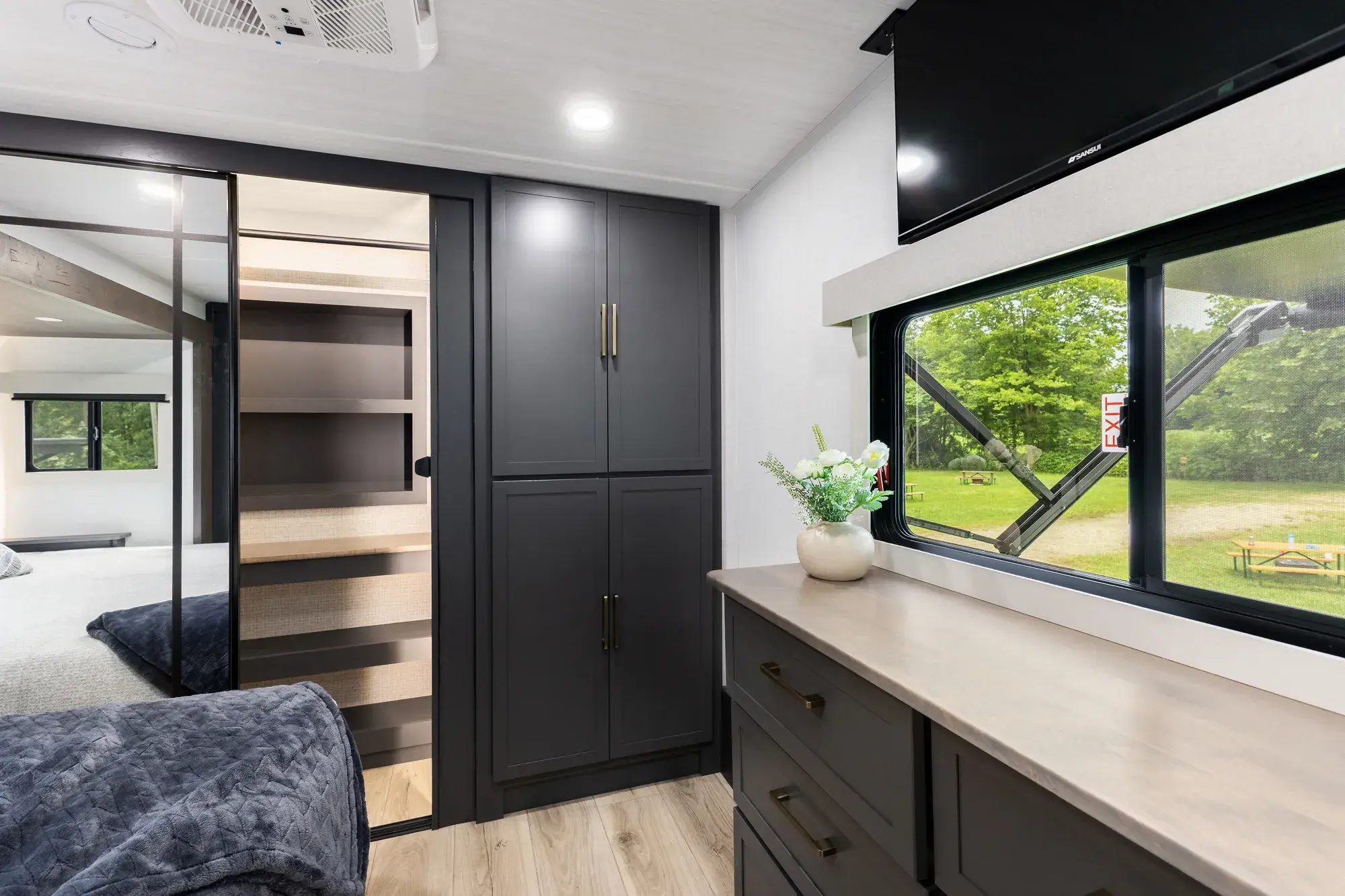 Surveyor Fifth Wheels Gallery Image
